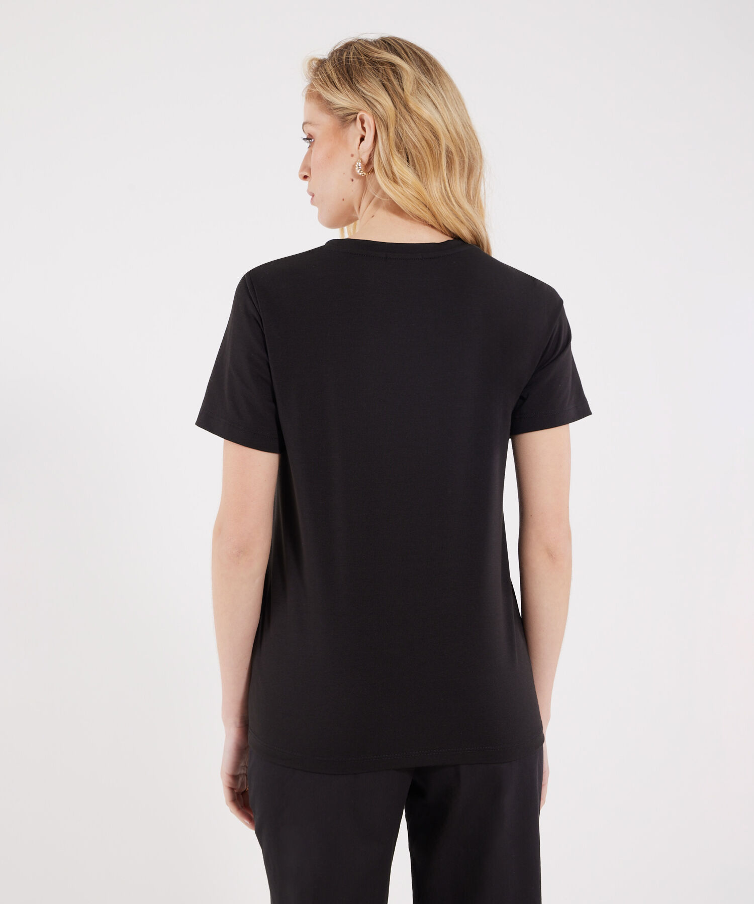 Camiseta Unicolor Con Aplique Pedreria