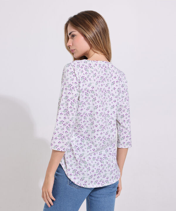 Blusa Estampada Manga 3/4, Cuello Redondo Con Recogido Y Cuello Ojal, Ruedo Cola De Pato Y Silueta Fluida