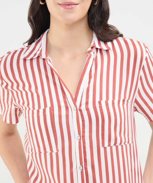 Camisa Manga Corta Con Bolsillos En Frente Estampada