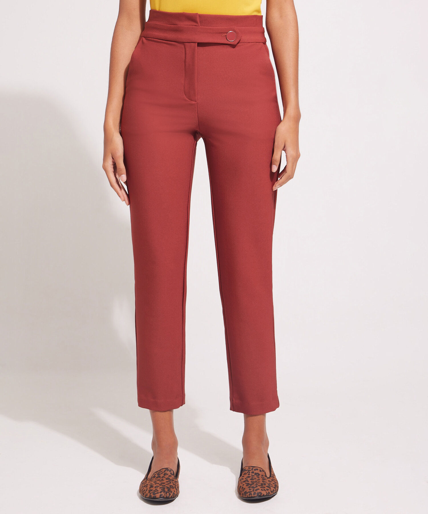 Pantalón Unicolor Con Bolsillos Diagonales