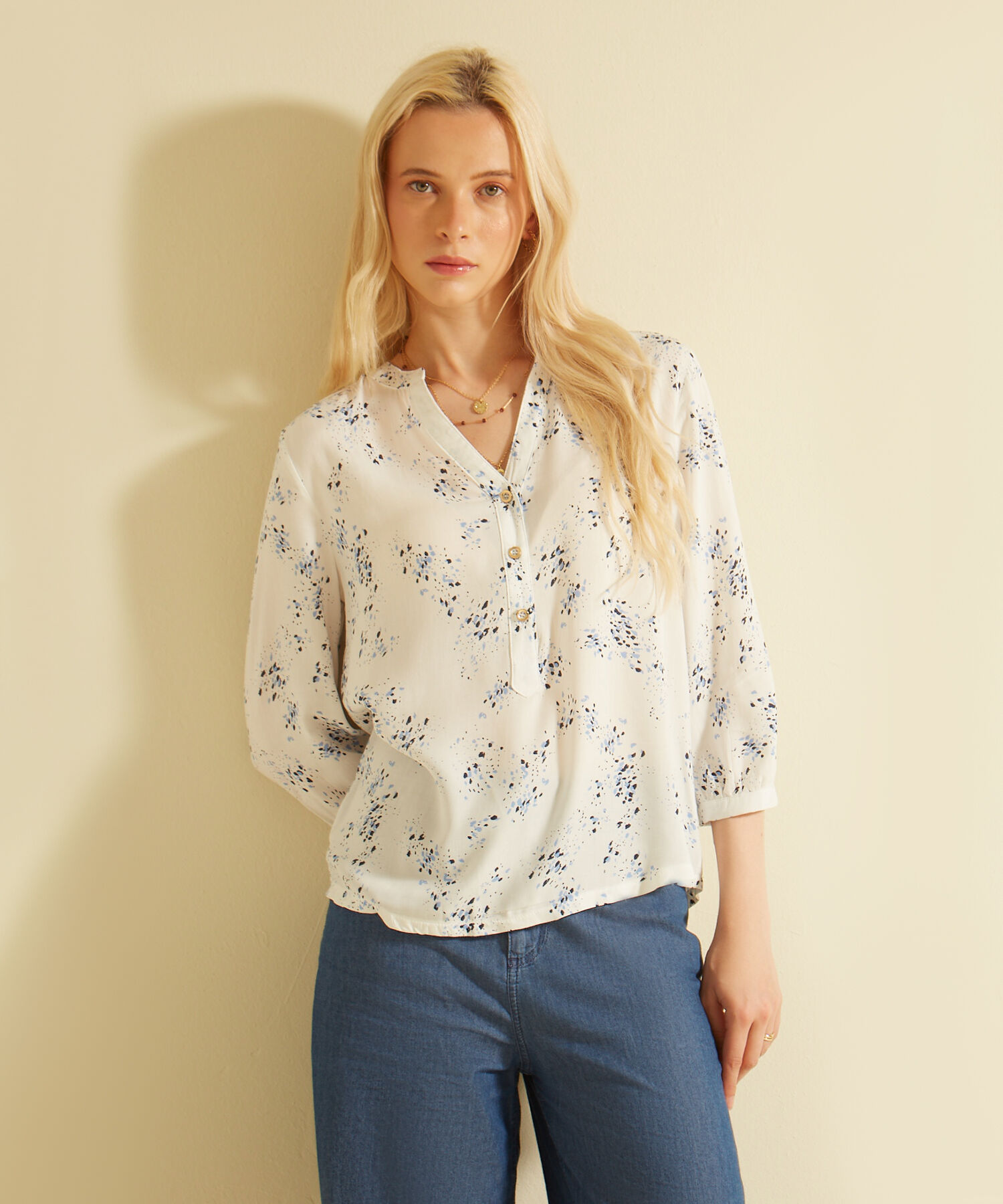 Blusa Manga 3/4 Con Botones En Frente Estampada Monoproducto