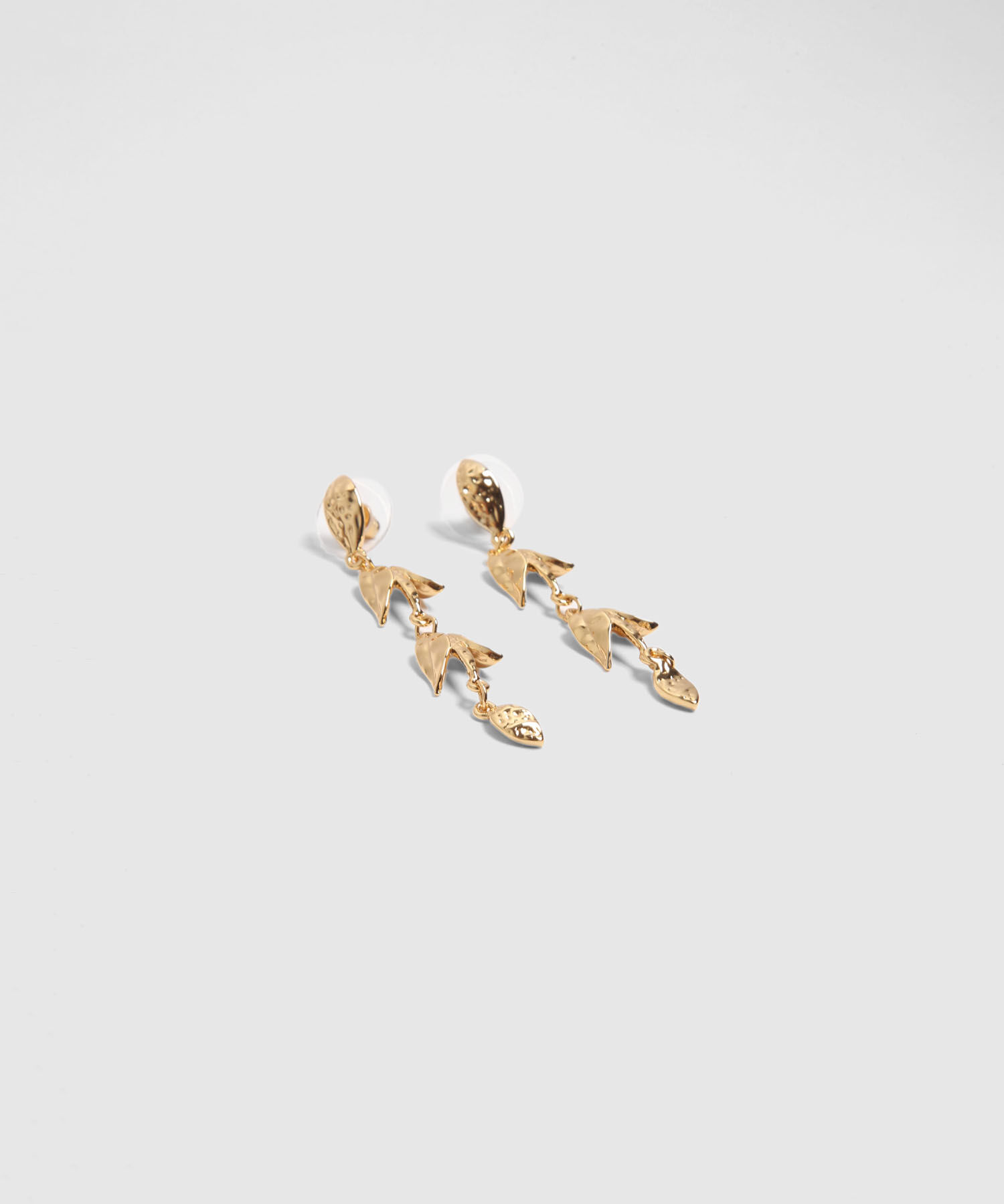 Aretes Dorados Con Colgantes De Hojas 