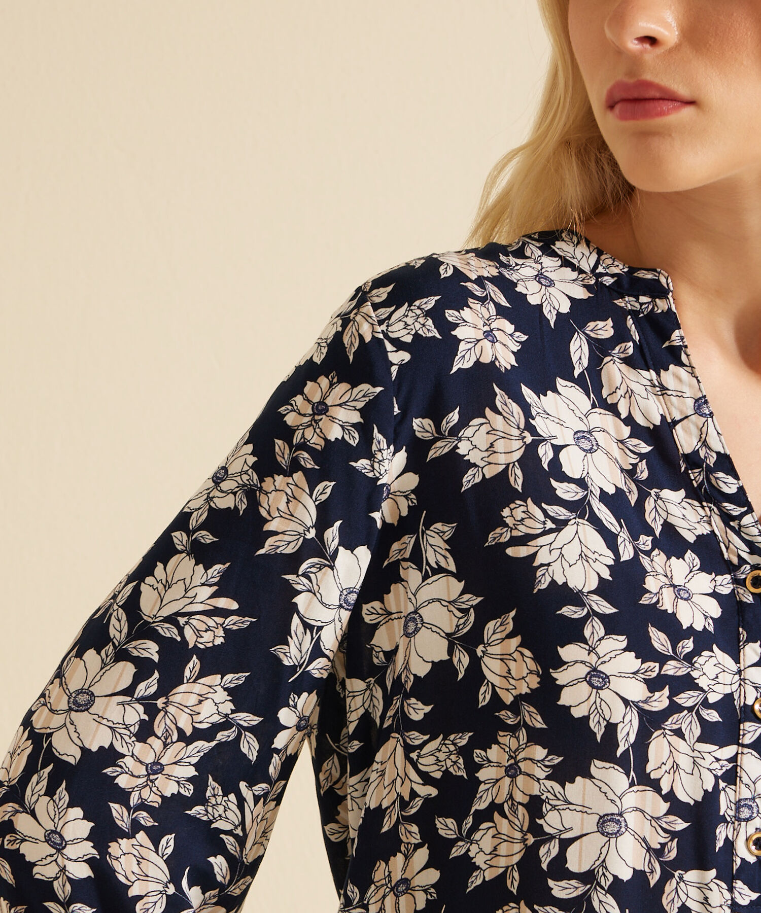 Blusa Manga 3/4 Con Botones En Frente Estampada Monoproducto