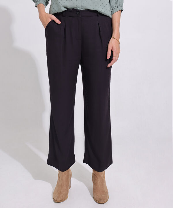 Pantalon Unicolor Tiro Alto Con Prenses En Frente, Bolsillos Laterales, Bota Recta Y Silueta Fluida