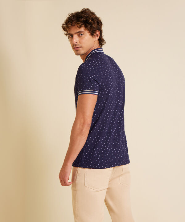 Polo Estampada, Cuello Mao, Manga Corta Con Cuello Y Puños Tejidos Preteñidos, Silueta Slim Fit image number null