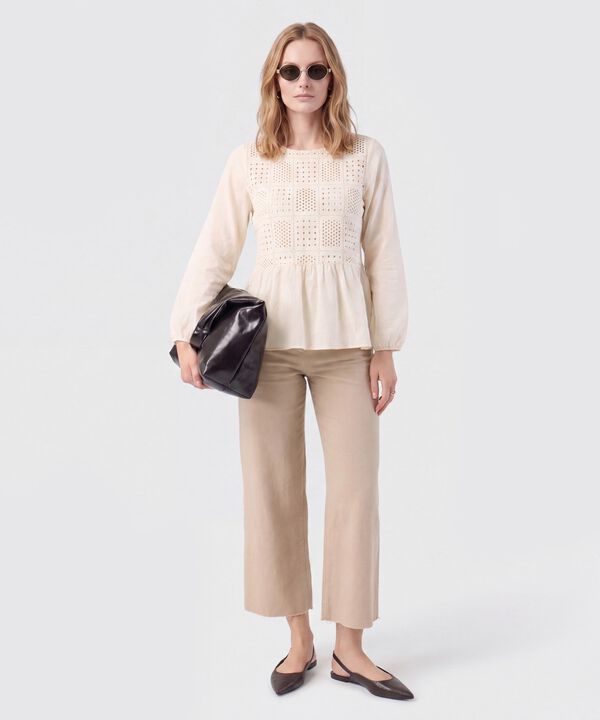 Blusa Unicolor Con Pechera Calada Mujer