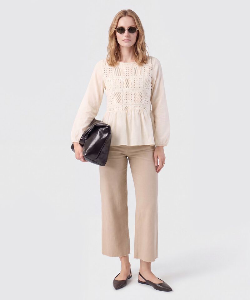 Blusa Unicolor Con Pechera Calada Mujer