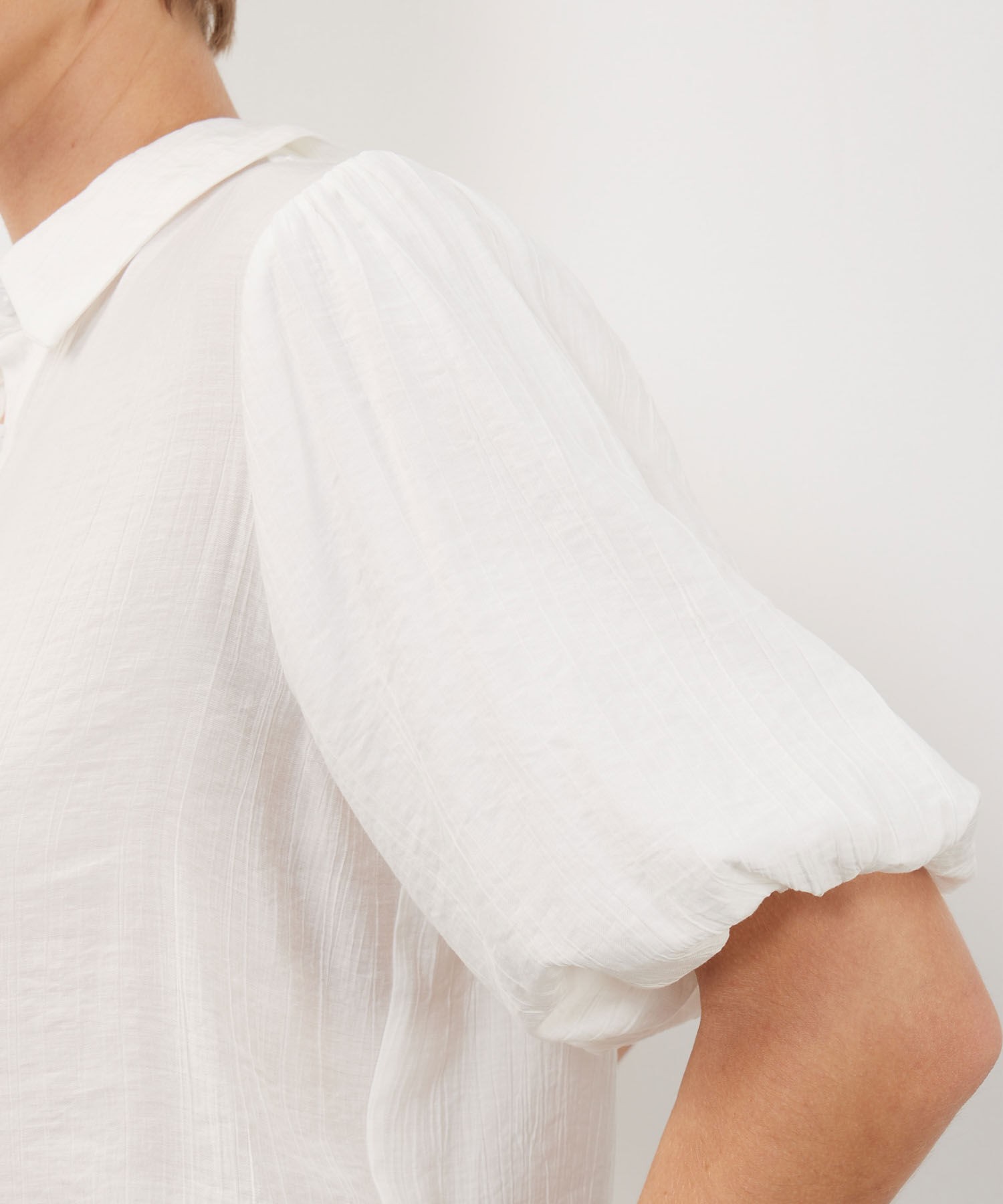 Camisa Unicolor Con Mangas Bombachas