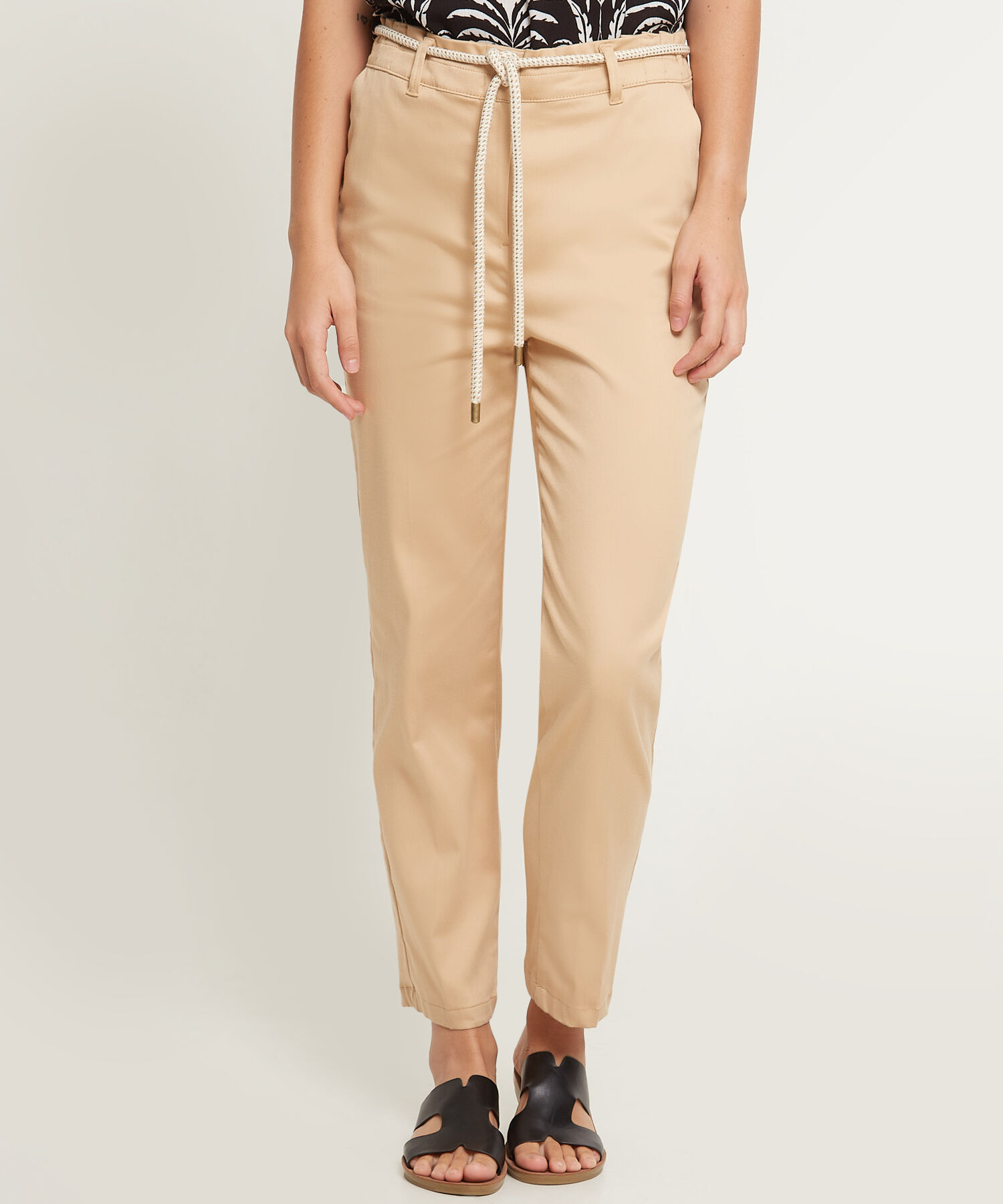 Pantalón Clásico Con Cinturón En Tejido