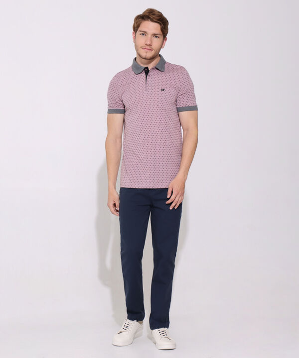 Polo Estampada, Cuello Y Puños Tejidos En Contraste Con Bolsillo, Silueta Regular Fit image number null