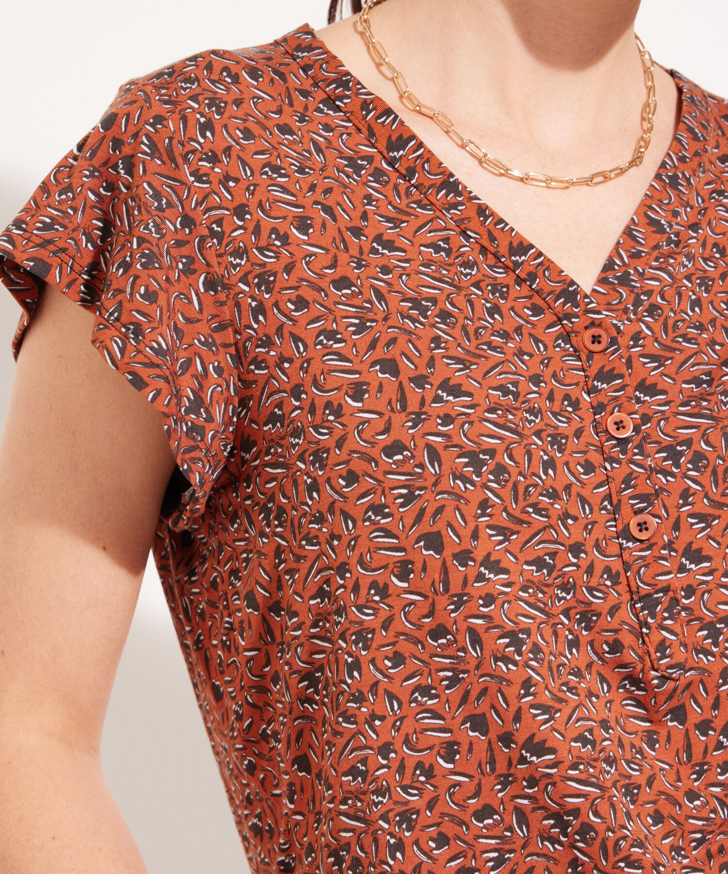 Camiseta Estampada Escote V Con Pechera Y Botones Manga Con Bolero