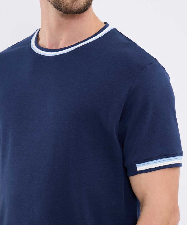 Camiseta Unicolor Con Detalle En Cuello image number null