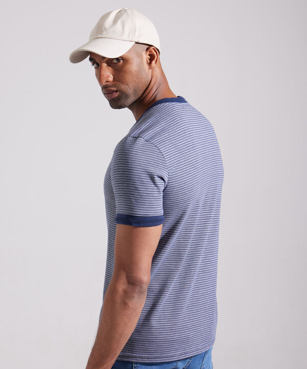 Camiseta Cuello Redondo Con Tira Tejida En Cuello Y Pu&ntilde;o