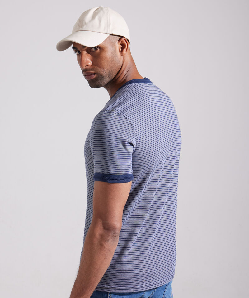 Camiseta Cuello Redondo Con Tira Tejida En Cuello Y Pu&ntilde;o