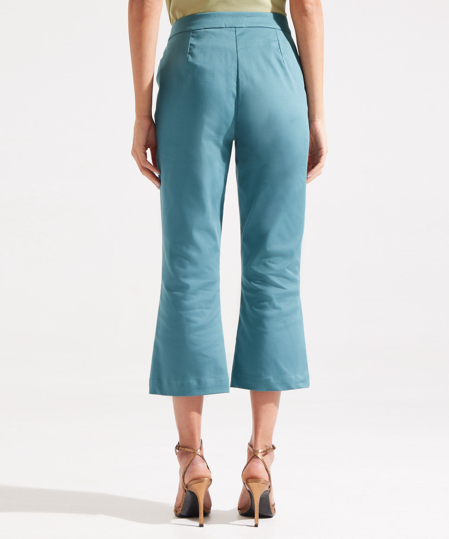 Pantalon Capri Flare Con Ribetes Decorativos En Frente