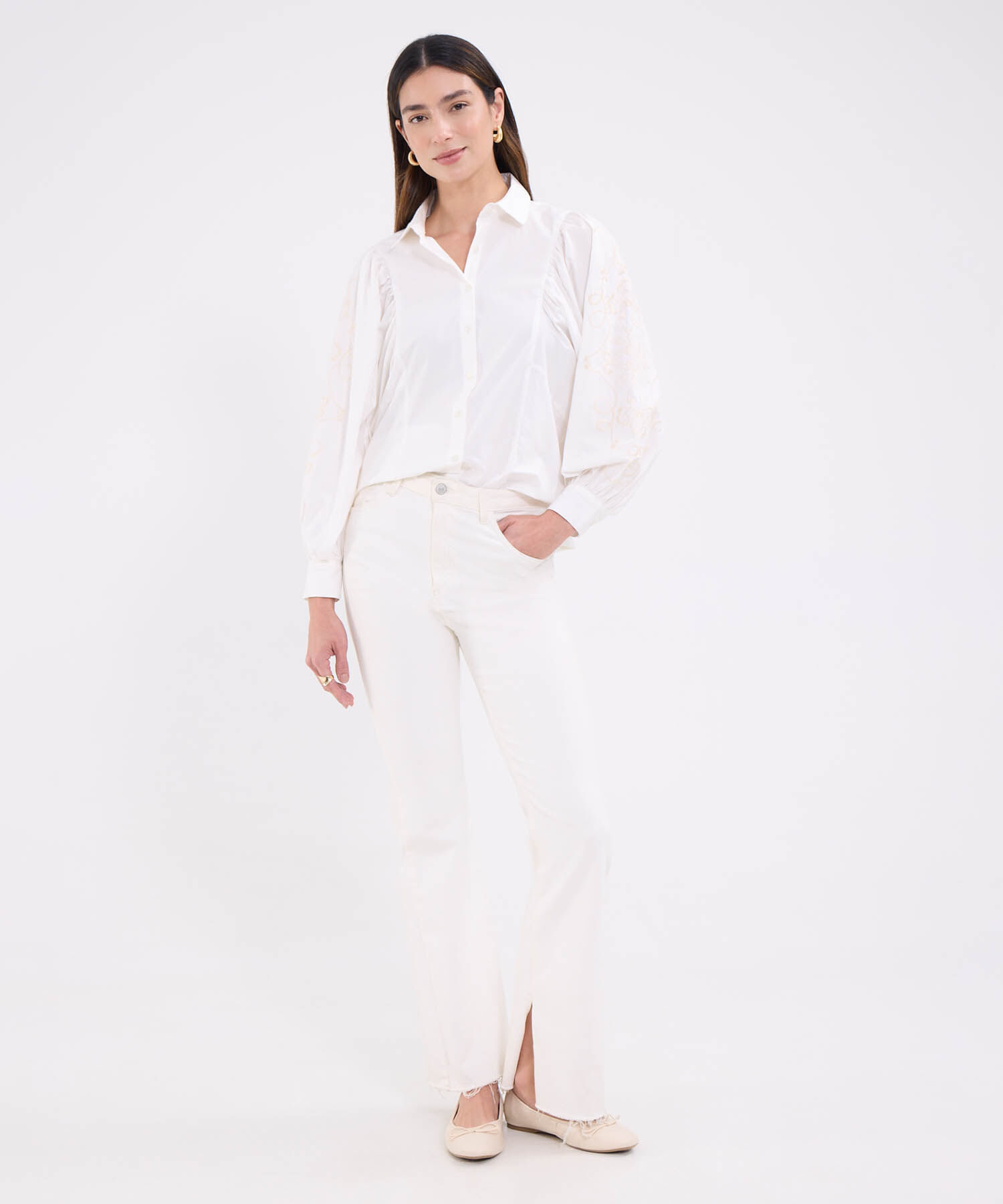 Camisa unicolor con bordado en mangas para mujer