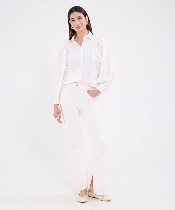 Camisa unicolor con bordado en mangas para mujer image number null