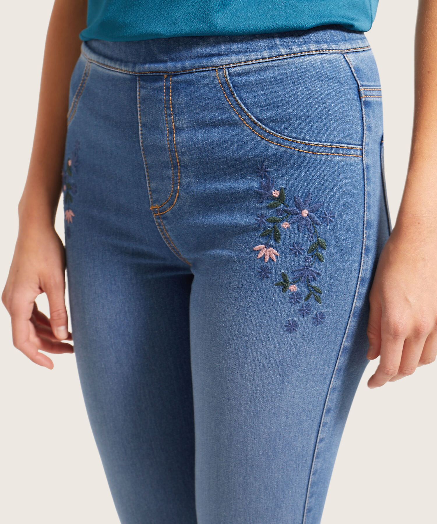 Jegging con Bordados y Abertura