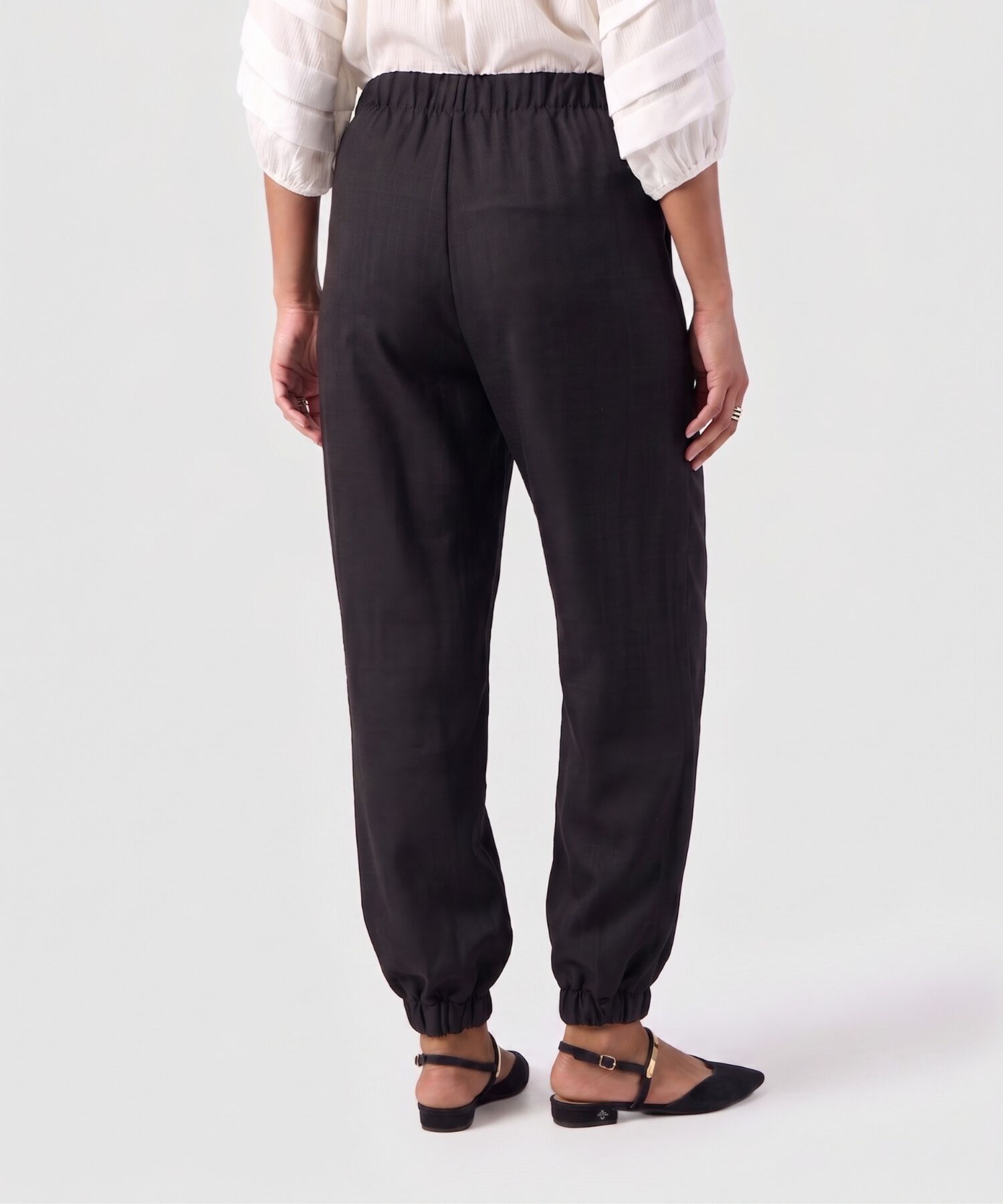 Pantal&oacute;n de Mujer con Pinzas y Tobillo Ajustado