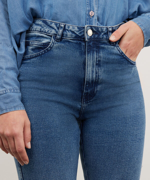 Jean Bootcut Tono Azul Medio Oscuro image number null