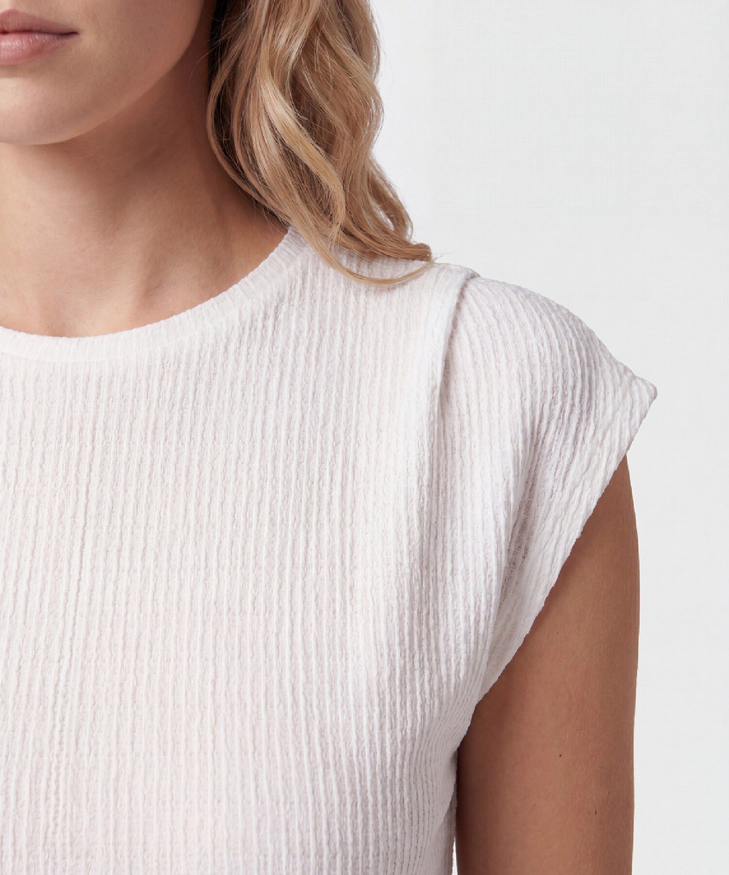 Camiseta Texturizada Con Hombro Ca&iacute;do Para Mujer