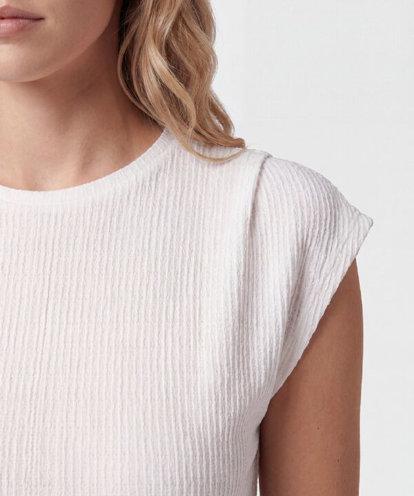 Camiseta Texturizada Con Hombro Ca&iacute;do Para Mujer