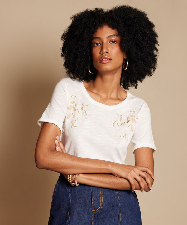 Camiseta Manga Corta Con Bordado