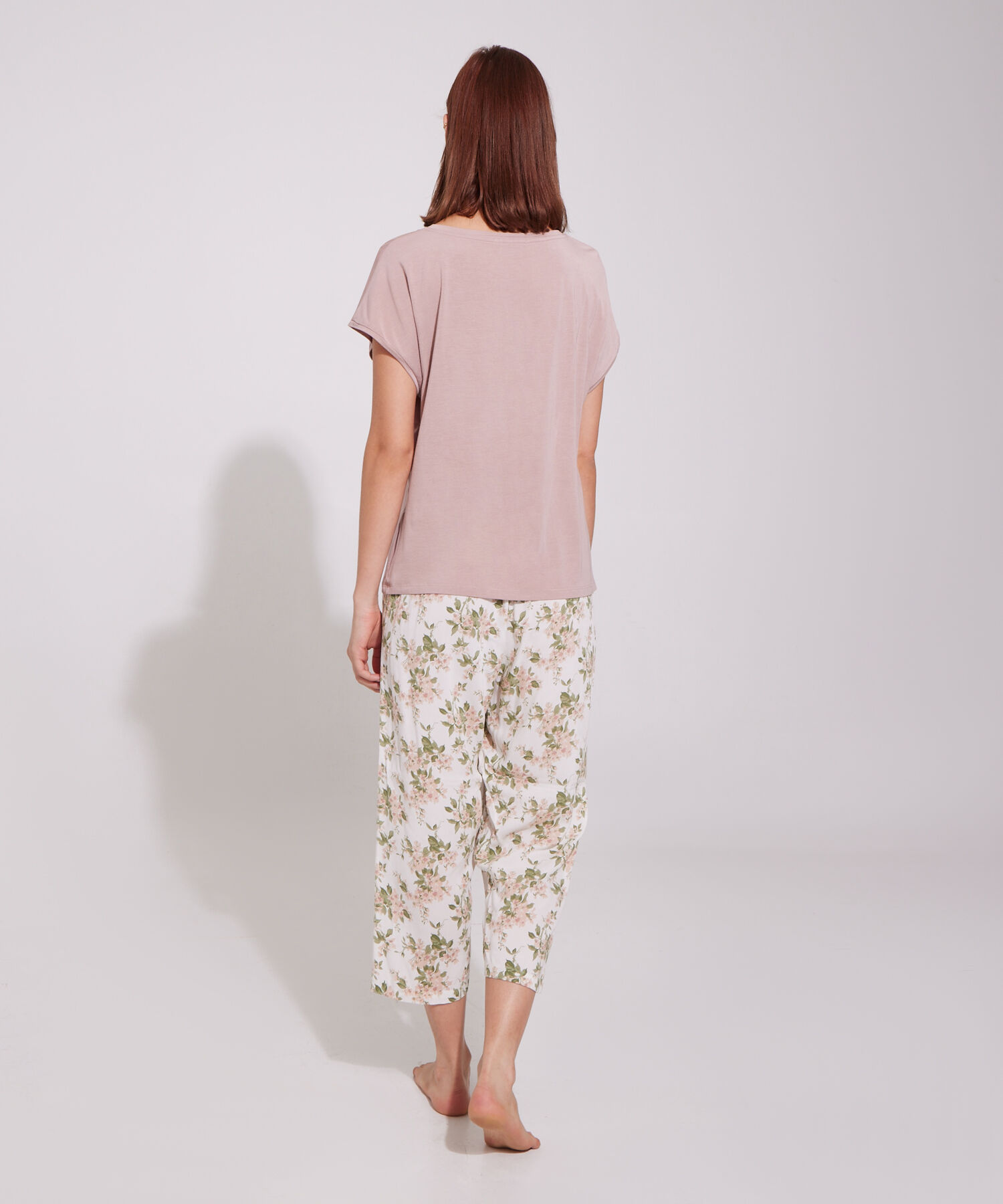 Pijama Camiseta Cuello En V Con Screen Y  Pantal&oacute;n Capri Tejido Plano