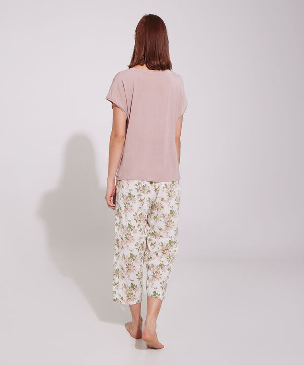 Pijama Camiseta Cuello En V Con Screen Y  Pantal&oacute;n Capri Tejido Plano