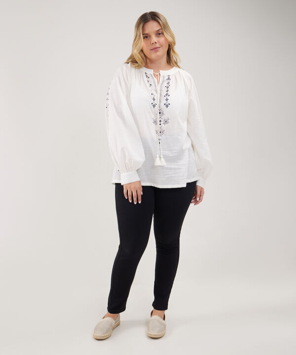 Blusa Unicolor Con Bordado Y Borlas