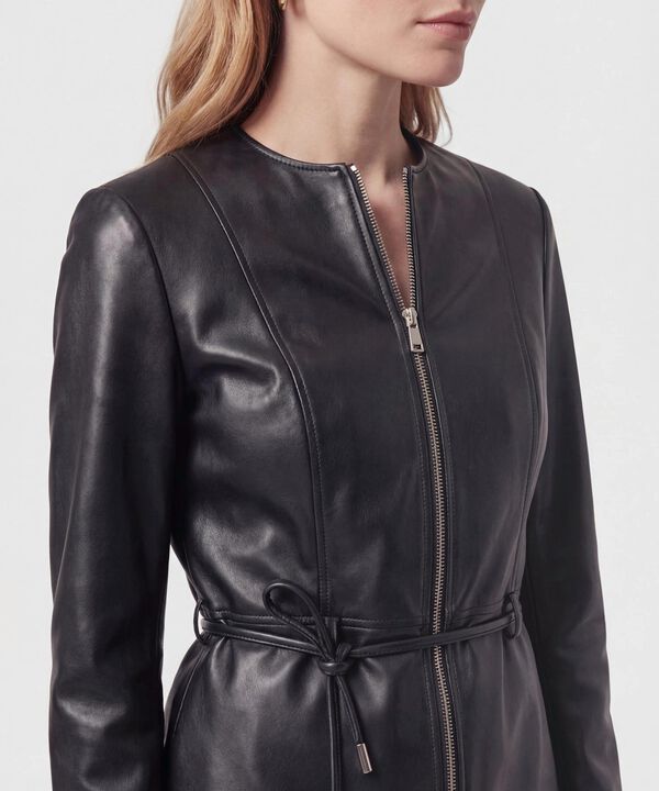 Chaqueta Textura Cuero Cintur&oacute;n Mujer