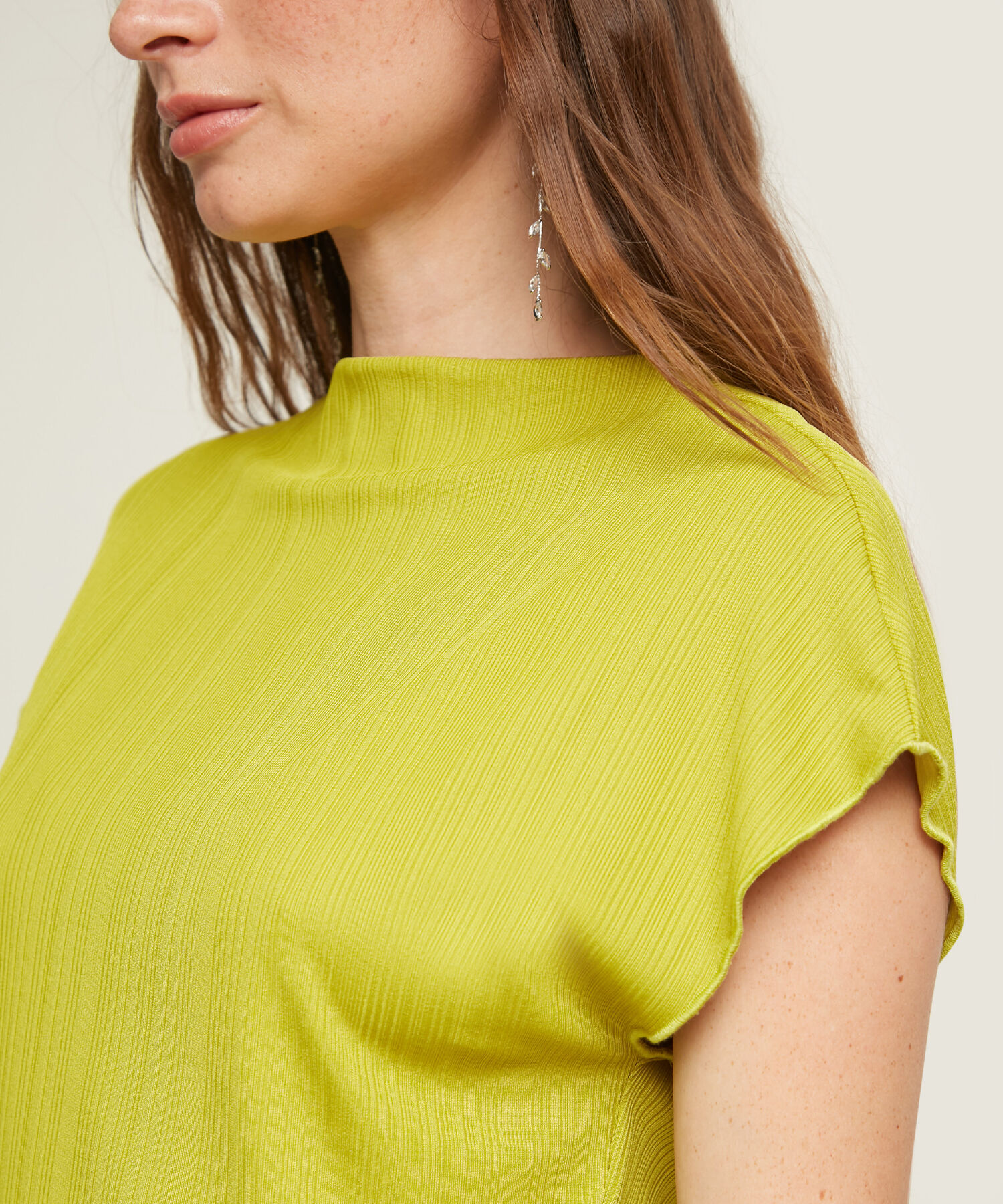 Camiseta Unicolor Textura, Manga Sisa, Cuello Semialto, Tropico Floral