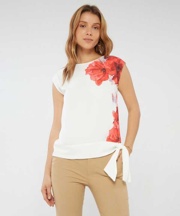 Camiseta Sublimada En Frente Con Detalle De Anudado En Ruedo