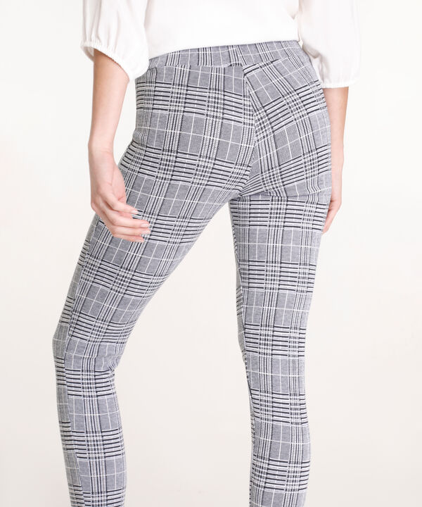 Leggings Preteñido Con Corte En Frente