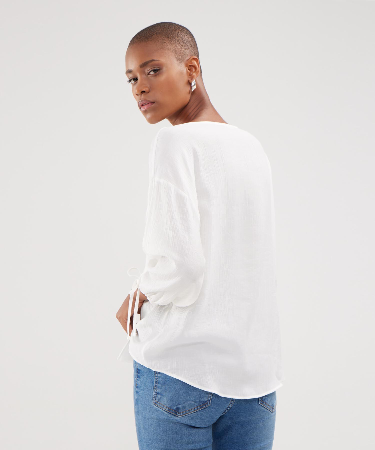 Blusa Unicolor Textura Manga Larga Con Anudado Y Botonadura En Frente