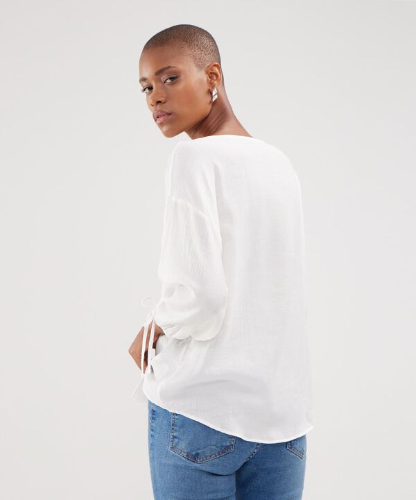 Blusa Unicolor Textura Manga Larga Con Anudado Y Botonadura En Frente