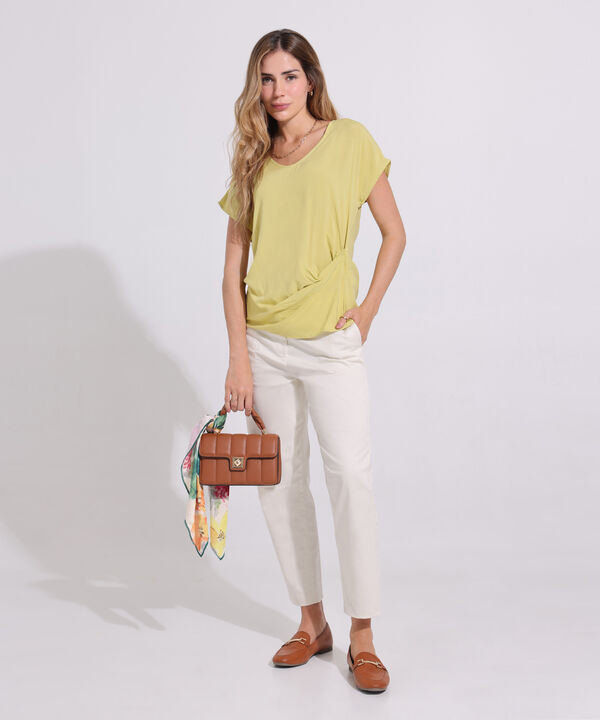 Blusa Cuello En V Con Drapeado En Costado Inferior image number null