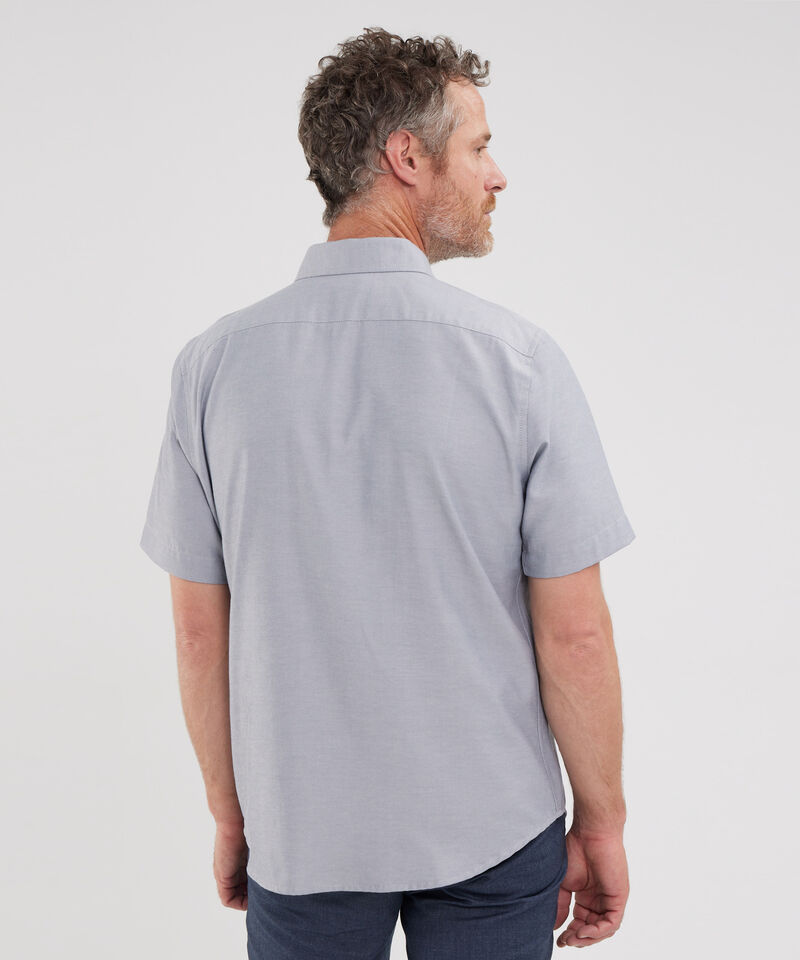 Camisa Unicolor Manga Corta Con Bolsillo, Silueta Regular Fit