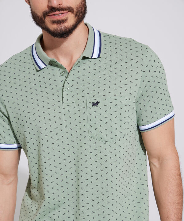 Polo Estampada, Cuello Y Puños Tejidos Con Bolsillo, Silueta Regular Fit