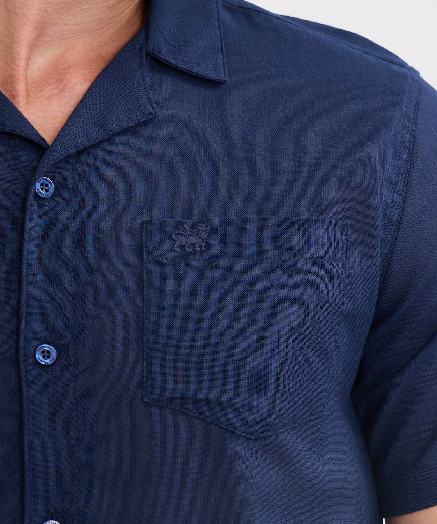 Camisa Manga Corta Cuello Resort Unicolor Con Bolsillo