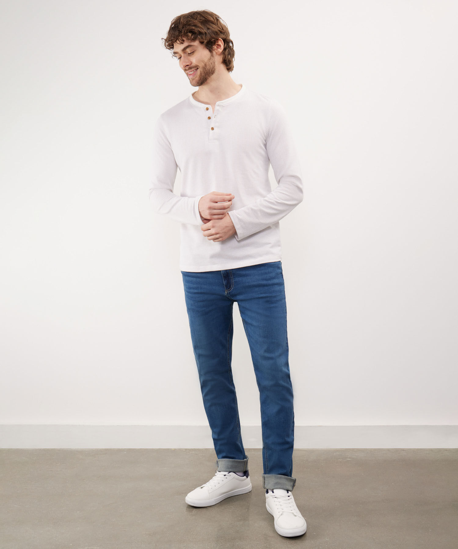 Camiseta Unicolor Manga Larga, Cuello Henley Con Botonadura, Jardin Grunge Linea Moda