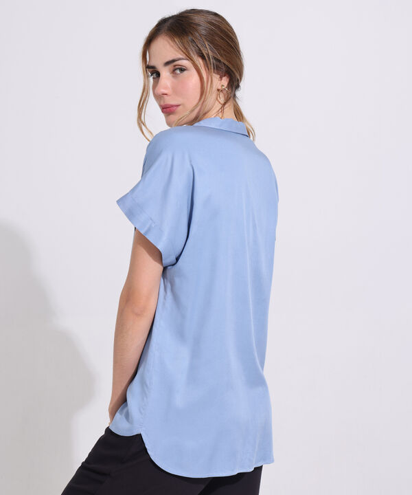 Camisa Unicolor, Manga Corta Con Guardapolvos, Cuello Sport Y Botonadura Azul