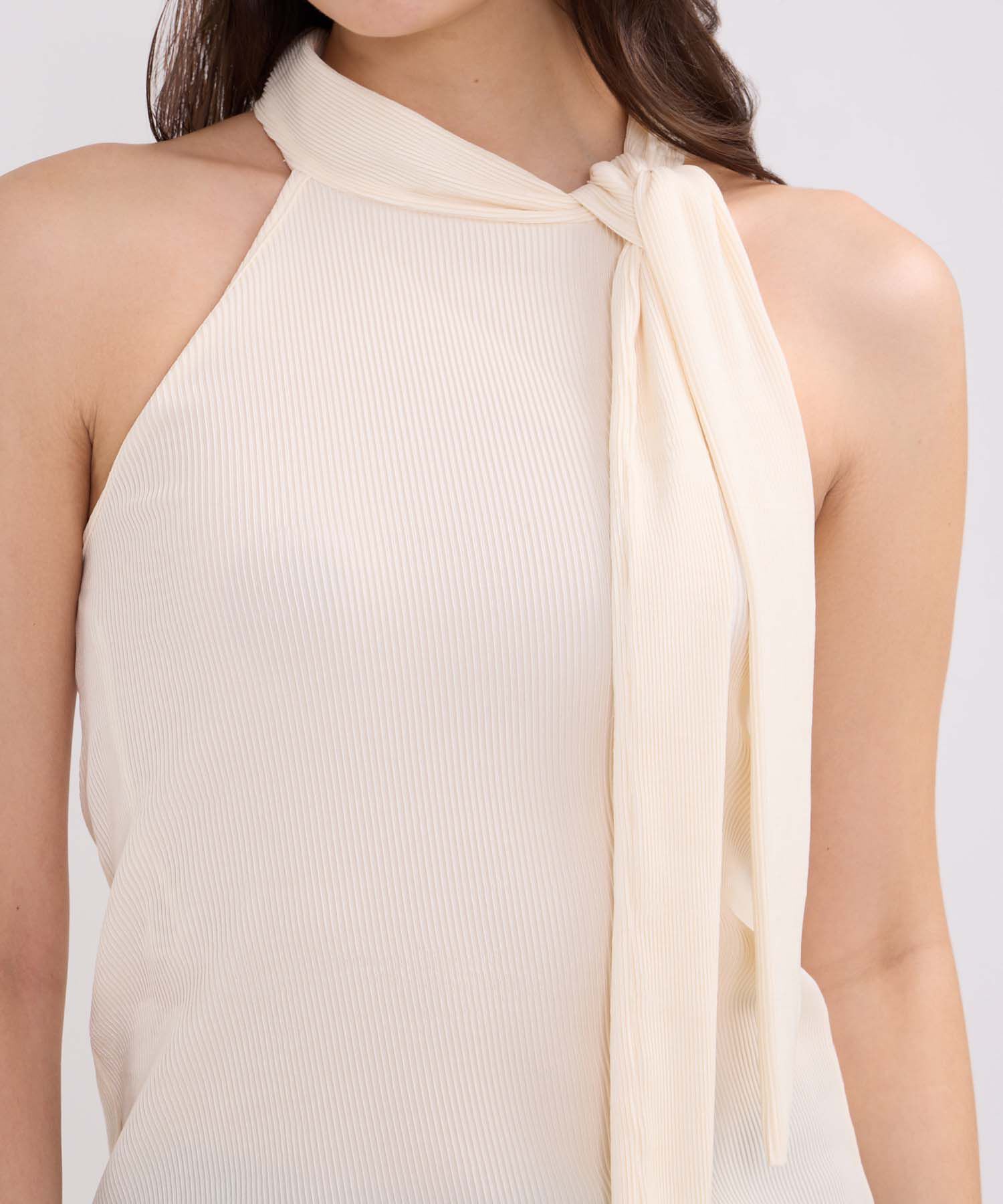 Blusa Unicolor Plizada Con Corbata