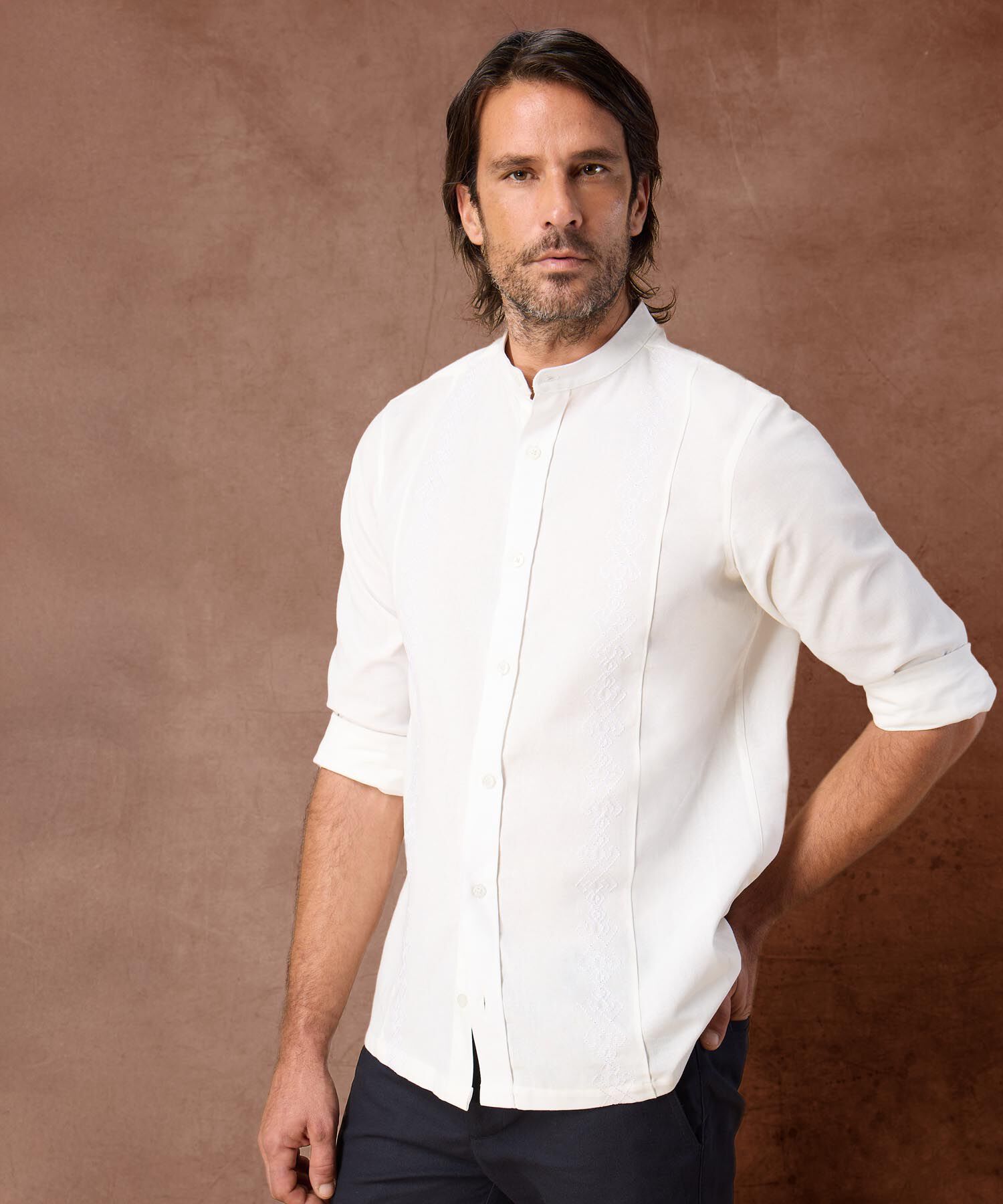 Guayabera Cuello Neru con Bordados para Hombre