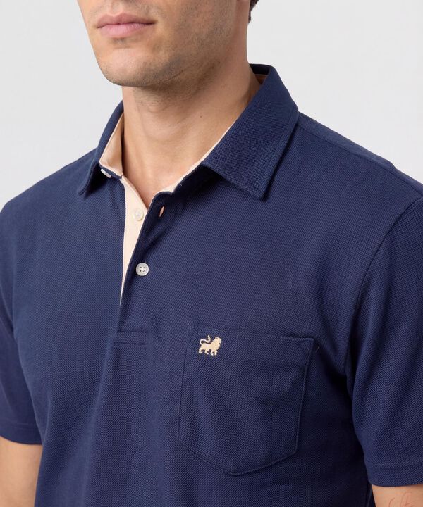 Polo Unicolor, Cuello Duro Con Bolsillo Y Silueta Regular Fit