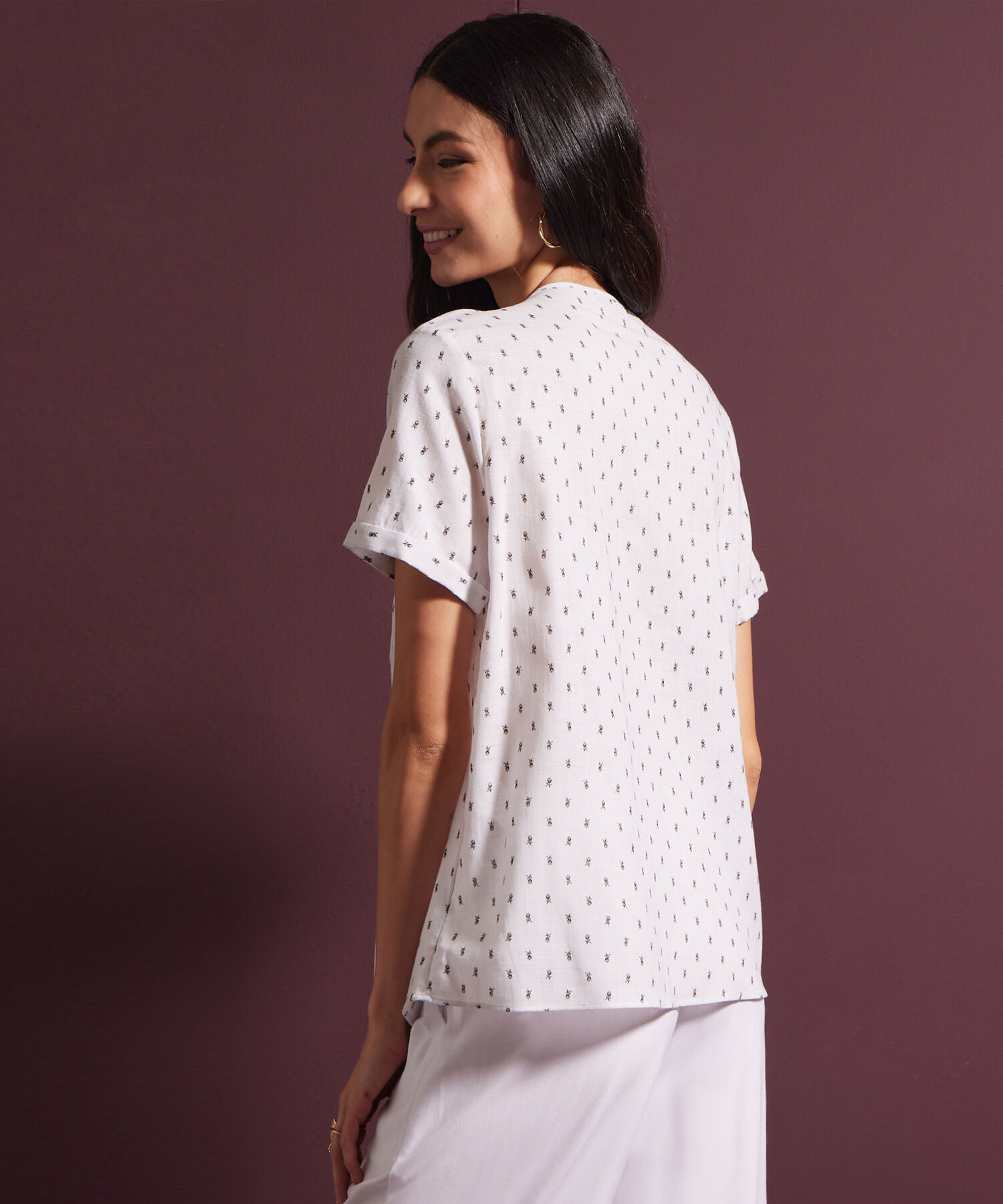 Blusa Estampada Cuello Redondo, Manga Corta Con Guardapolvo, Botonadura Y Recogido En Frente