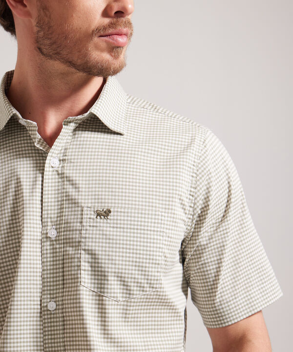 Camisa Preteñida, Manga Corta Con Bolsillo Y Silueta Regular Fit