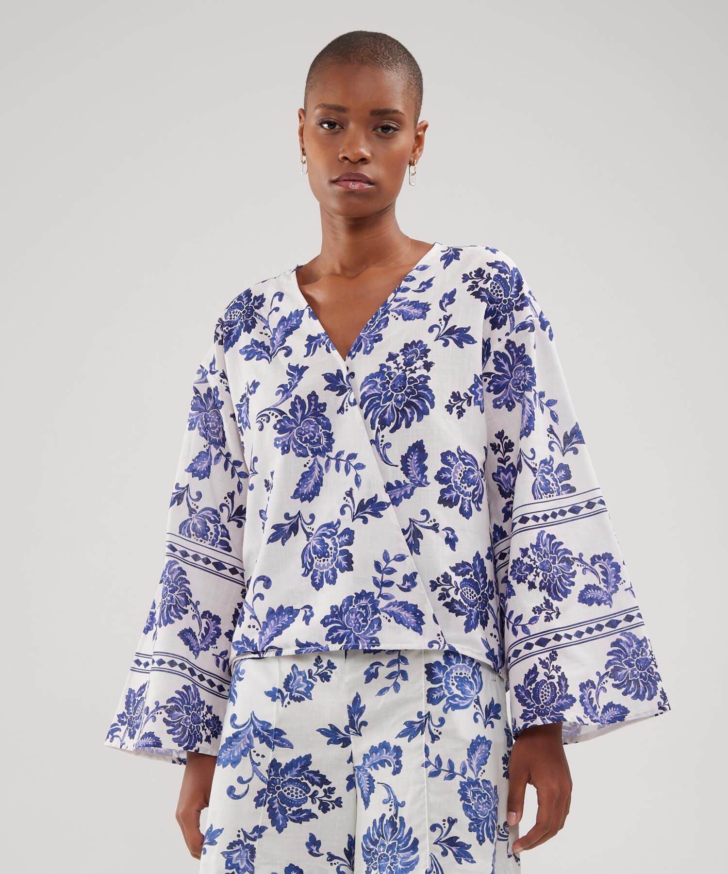 Blusa Cruzada Estampada, Escote En V Con Mangas Amplias