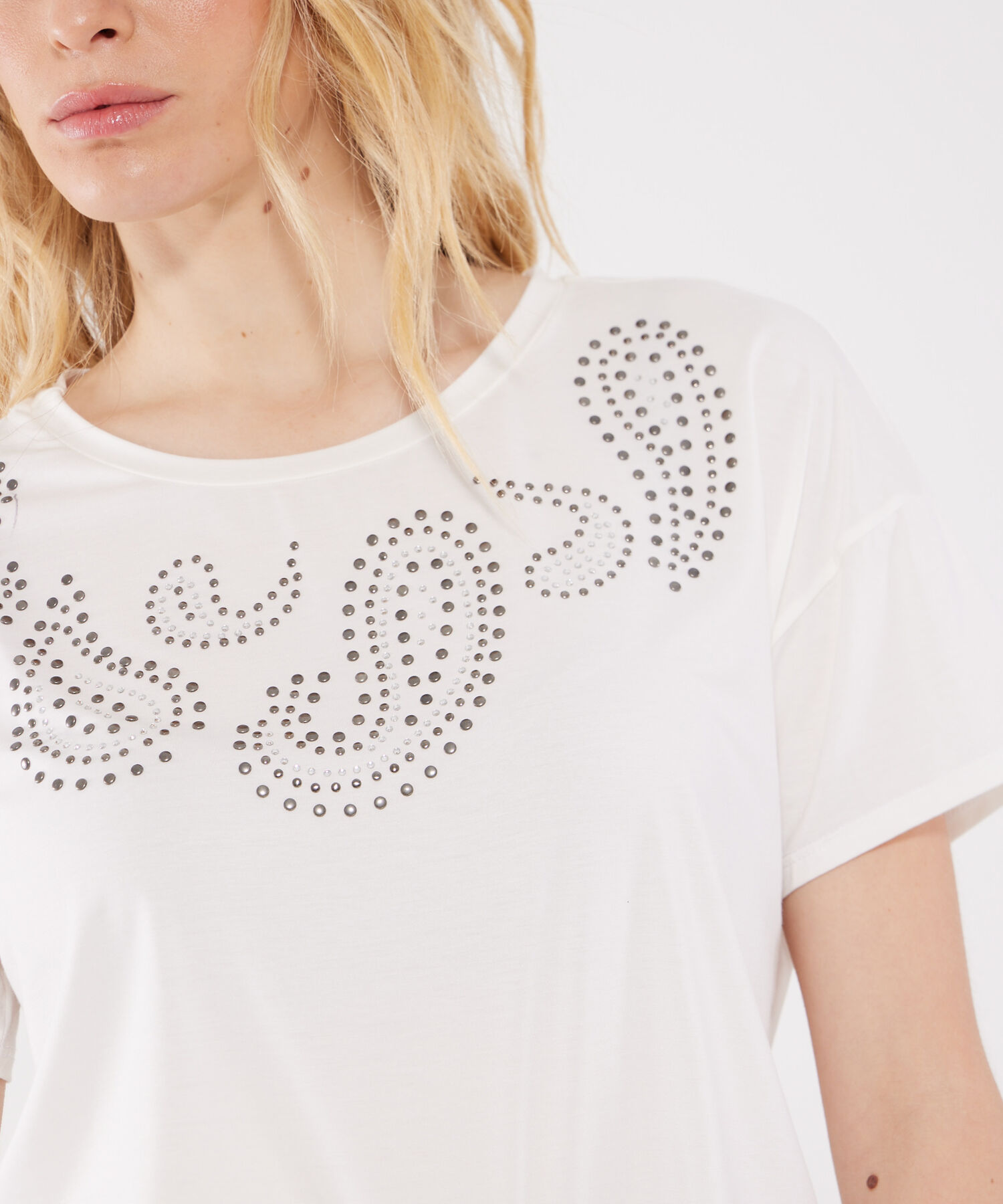 Camiseta Manga Corta Unicolor Con Pedreria En Frente