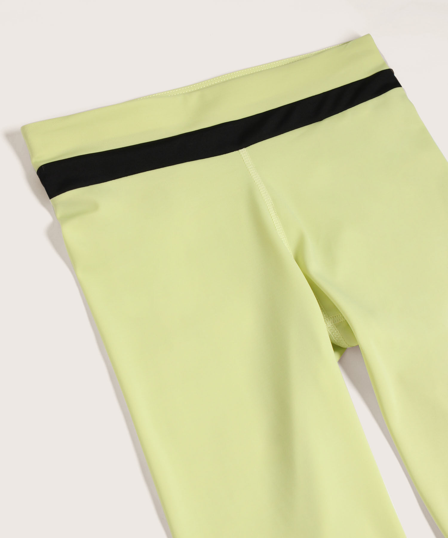 Leggings Corto Con Cortes